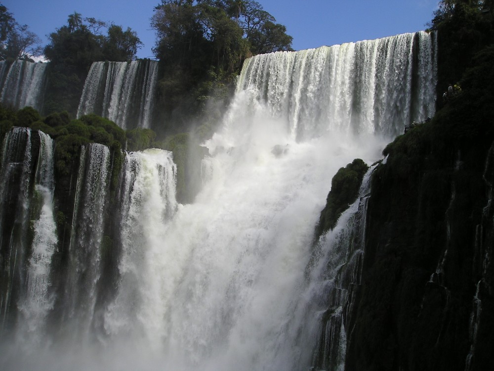 https://en.wikipedia.org/wiki/Iguazu_Falls#/media/File:Iguazu_falls.jpg